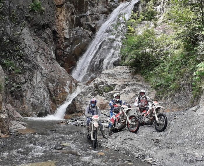 RimAdventures  bietet perfekt organisierte Enduro- und Snowbike-Touren in Georgien durch drei Klimazonen – sichere, unvergessliche Abenteuer für jedes Level.